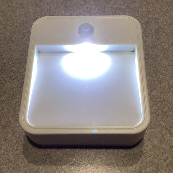 $6 Bundled * Beams MB720 Wireless Battery Powered Motion Sensing Nightlight - Picture 1 of 9